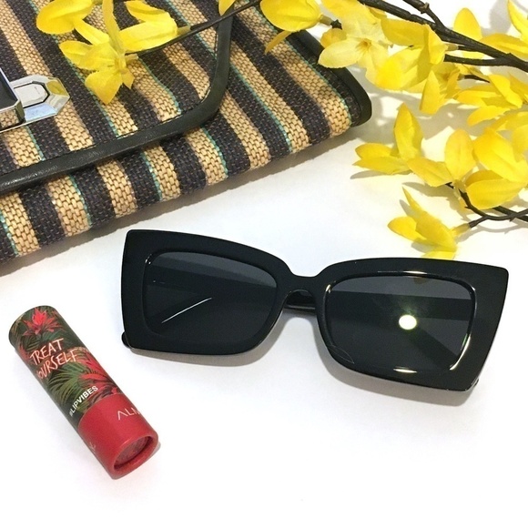 RETRO Style Retangular Butterfly Frame Sunglasses - Picture 2 of 8